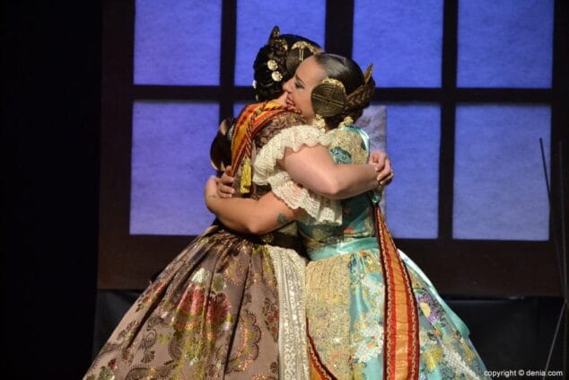 12 presentacion falla diana 2019 abrazo entre cristina y azael