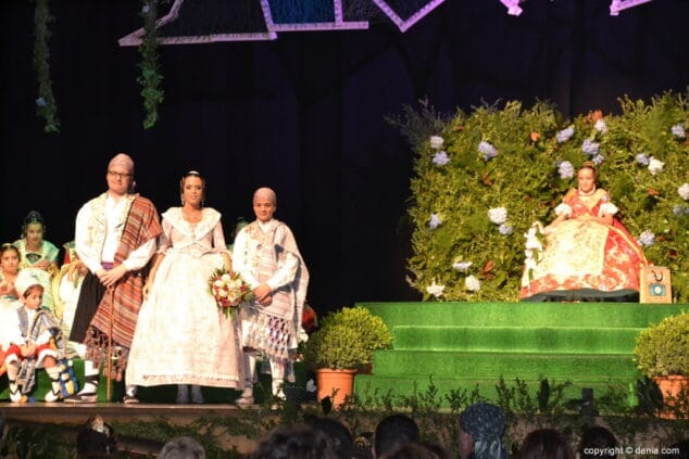 El jardín de Port Rotes se llena de color durante la presentación de Alejandra Álvarez como fallera mayor infantil 17 13 presentacion infantil port rotes 2019 cargos port rotes