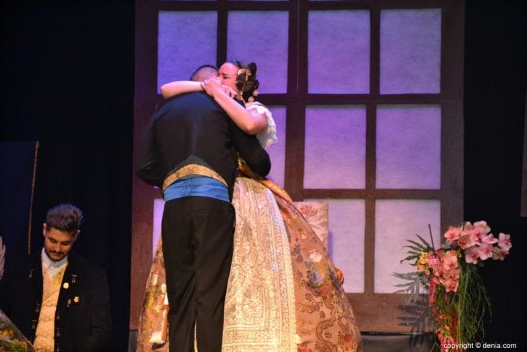 Presentación Falla Diana 2019 - Abrazo entre Cristina y su hermano