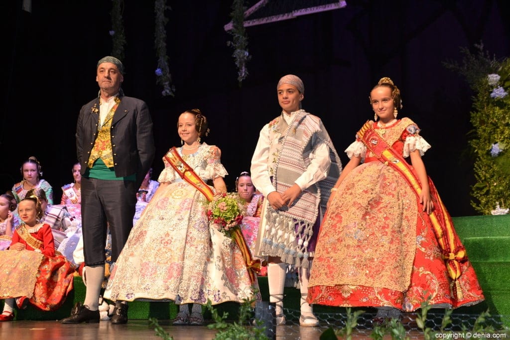 El jardín de Port Rotes se llena de color durante la presentación de Alejandra Álvarez como fallera mayor infantil 4 31 presentacion infantil port rotes 2019 visita de neus suarez