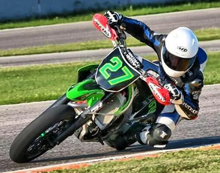 alex sirerol pilotando su moto