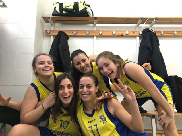 algunas de la chicas del equipo senior del denia basquet