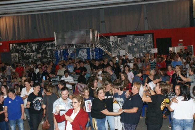 asistentes a la fiesta rockeando con la diversidad