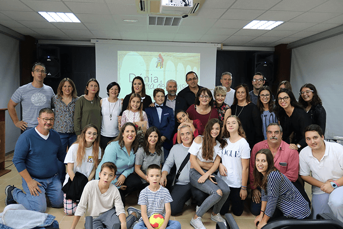 asistentes a la presentacion del pergamino de la falla campaments