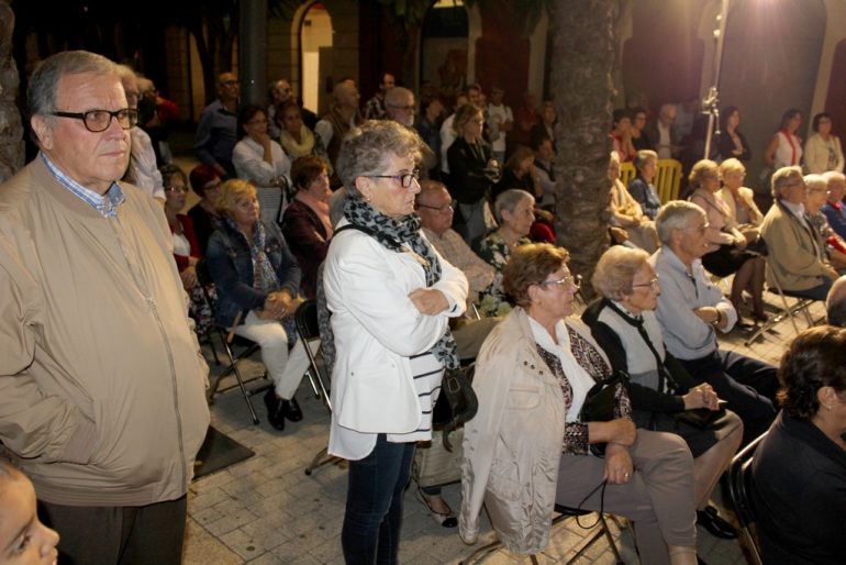 Asistentes al homenaje a las víctimas de bombardeos en Dénia