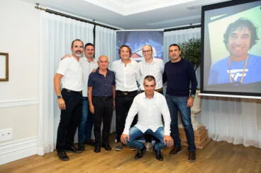 Beneyto junto a la gente de su equipo de creadores de las zapatilla fBR