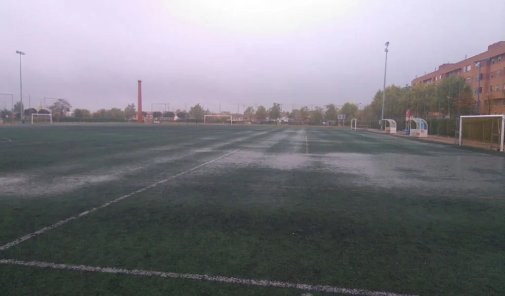 La 'gota fría' deja sin fútbol a toda la Comunidad Valenciana 1 campo lleno de agua