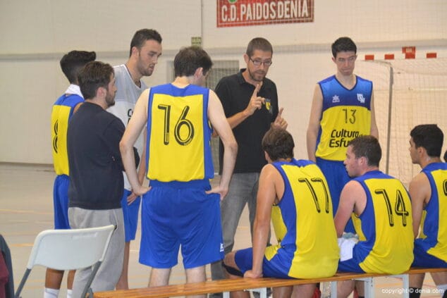 carlos vila en el banquillo dianense