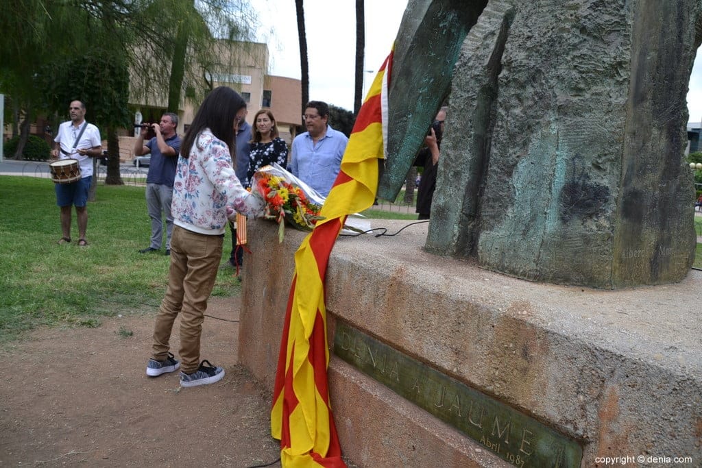 celebracion del 9 doctubre de compromis ofrenda de flores en la plaza