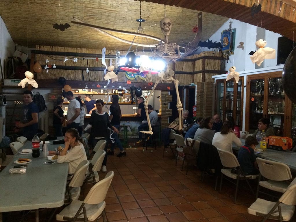 La Falla Oeste celebró con gran ambiente la fiesta de Halloween 1 cena de las almas en falla oeste