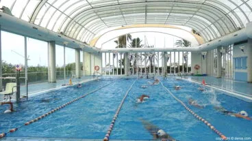 clases con ninos club de natacio denia