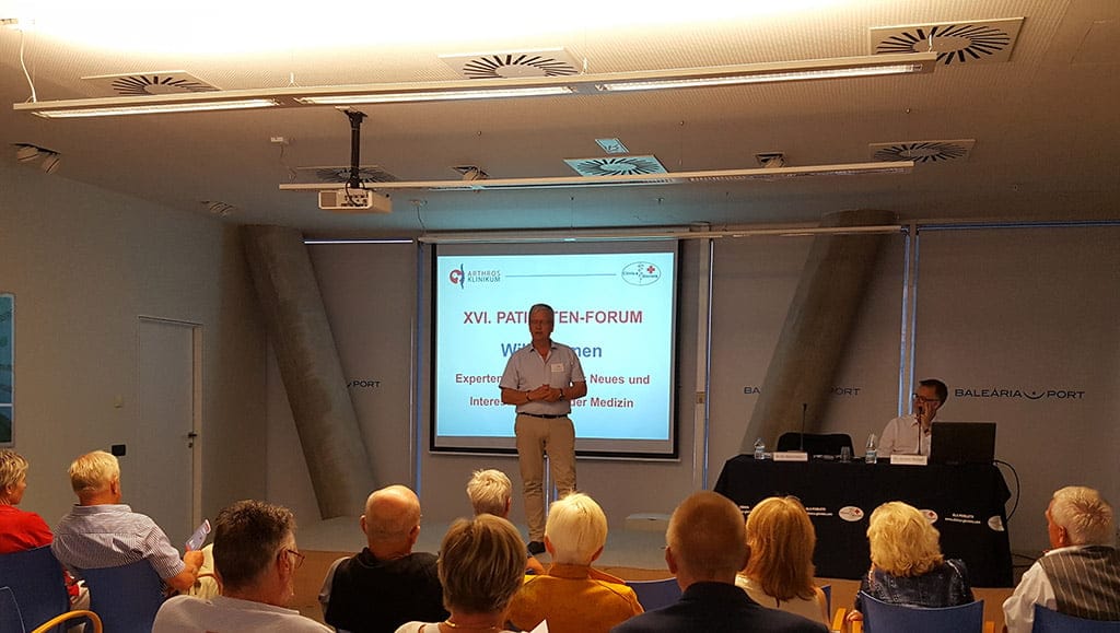 conferencia en el foro del paciente de clinica glorieta