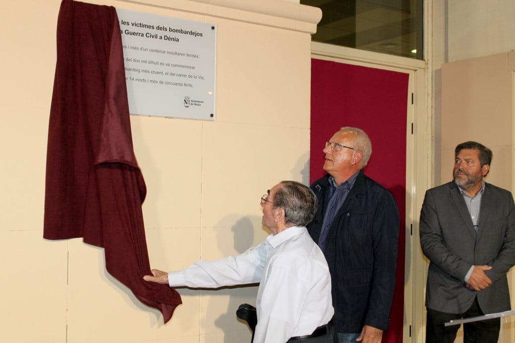 descubren la placa homenaje a las victimas de bombardeos