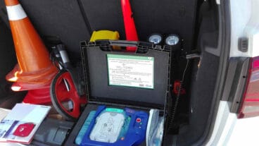 desfibrilador portatil en el coche de policia local