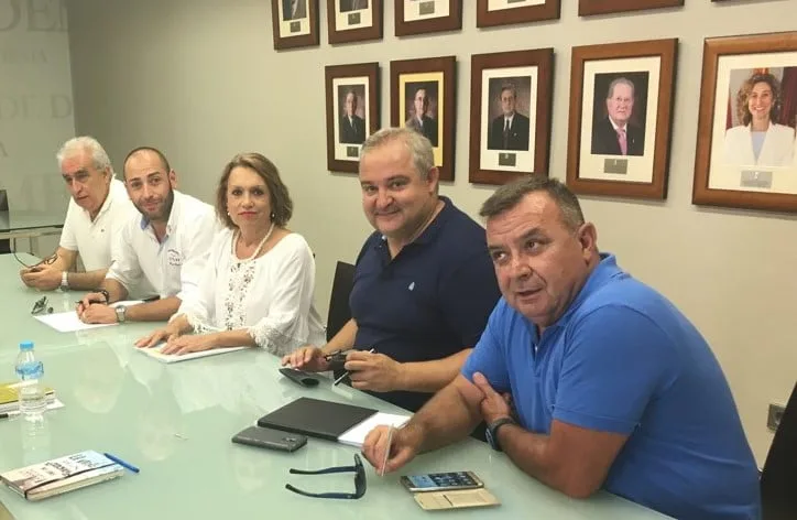 Opinión CEDMA: "¿Sin Plan General se vive mejor?" 1 directiva de cedma en una reunion en el ayuntamiento