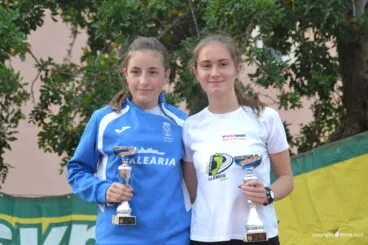Dos atletas con sus trofeos