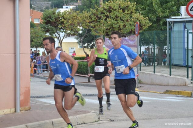 dos atletas del balearia dianium en la carrera