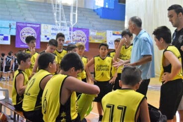 edu clavero durante un tiempo muerto con su equipo infantil masculino