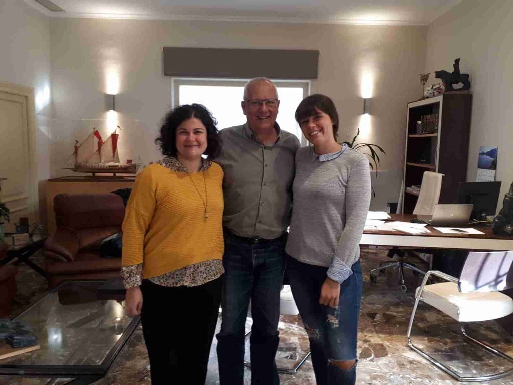 el alcalde con dos estudiantes italianas