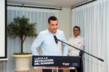 El atleta Octavio Pérez hablando al público