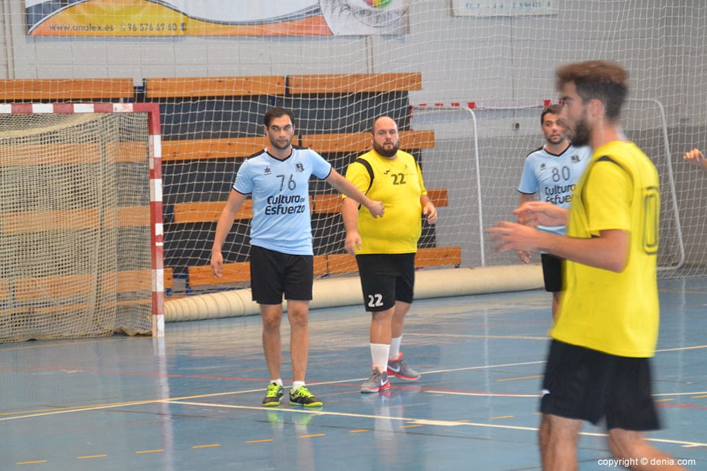 Triunfo claro del CD Garbi Dénia ante el CH La Vila por 37 a 18 3 el ivot dianense pedro garcia cogiendo posicion