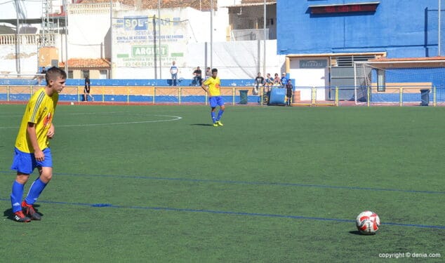el juvenil vengut lanzado una falta