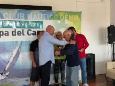 Entregando un trofeo