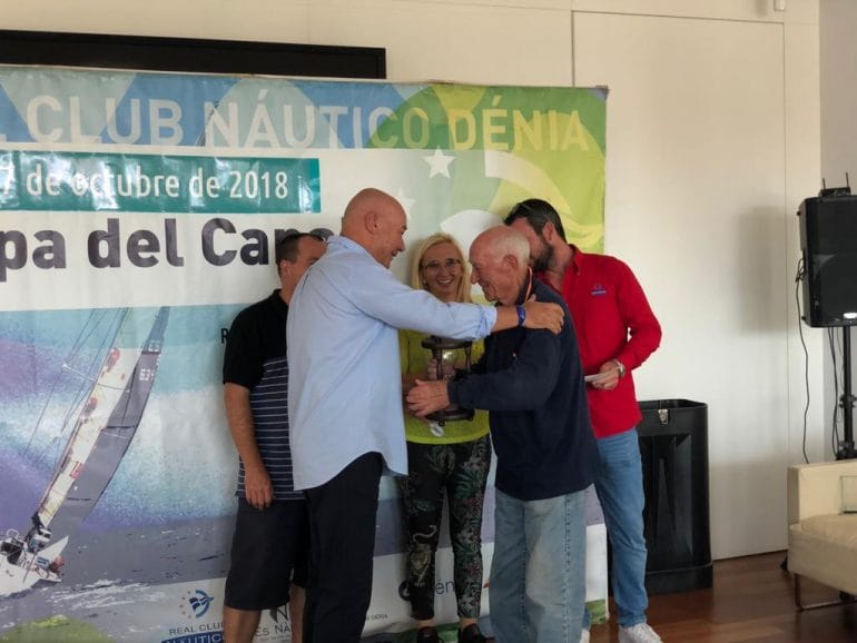 Entregando un trofeo