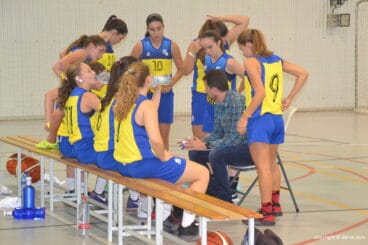 ferran garcia dando instrucciones a sus jugadoras