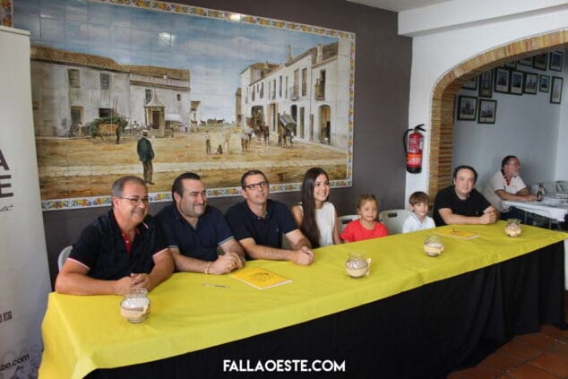 firma de contratos con los artistas de la falla oeste