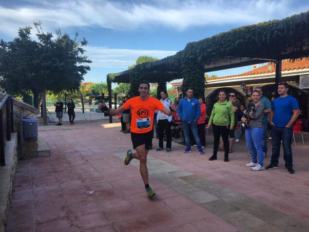 Gran protagonismo para atletas dianenses en el 'I Trail de Alcalá de la Jovada' 4 fran lopez en plena carrera