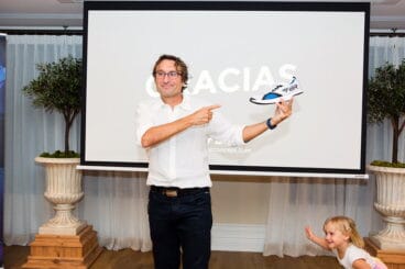 Franc Beneyto mostrando las zapatillas