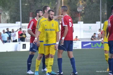 guerrero delantero del cd denia durante un partido
