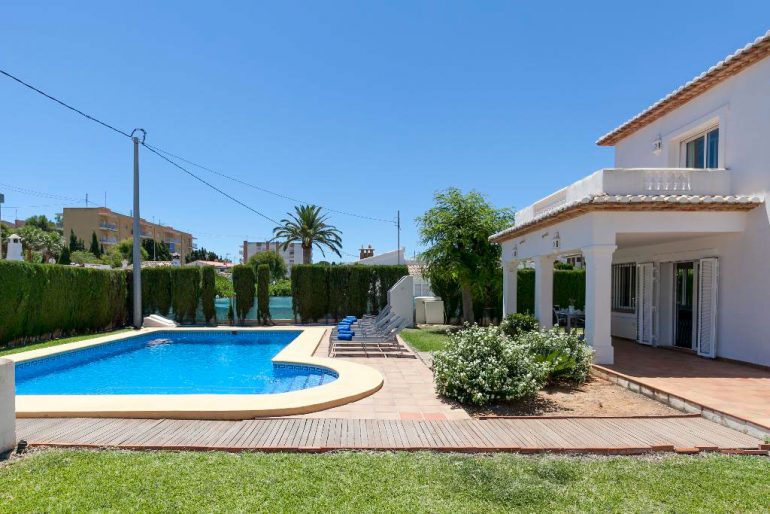 Jardín y piscina Villa Vicenta Quality Rent a Villa