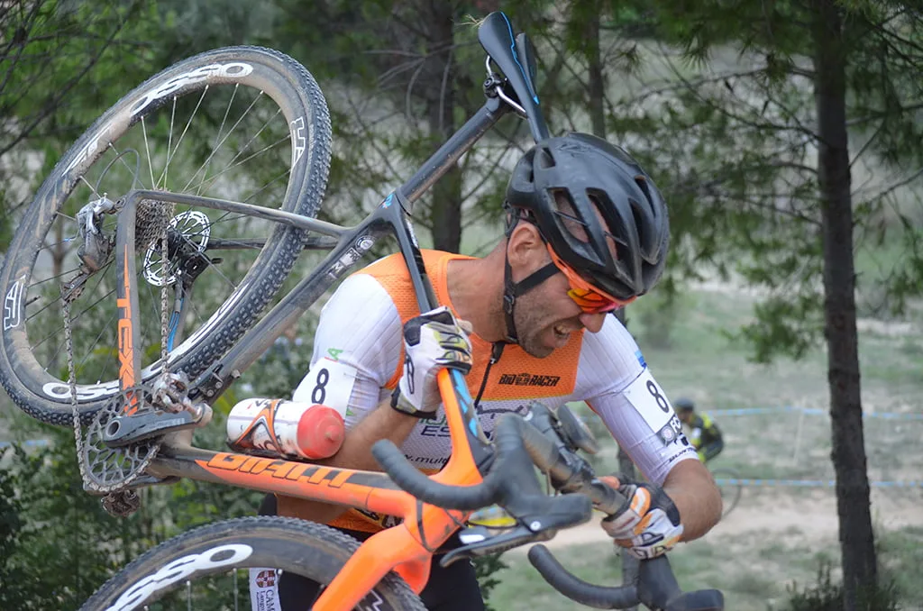 Buenos resultados de los ciclistas del Multiesport-UCMontgó en las pruebas de ciclocross 2 javier almela con su bici al hombro