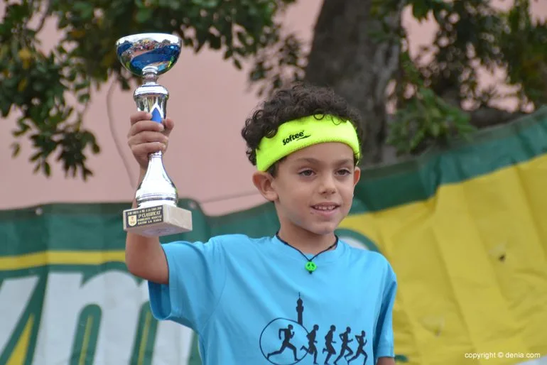 Joven atleta dianense con su trofeo