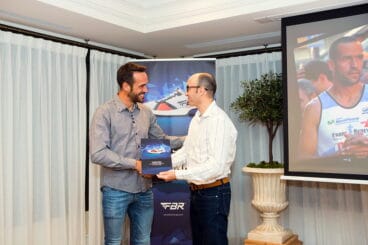 Juanra Pous recibieno un obsequio