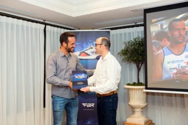 Juanra Pous recibieno un obsequio