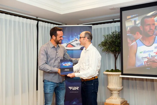 Presentadas las zapatillas FBR “Noa” con las que llega la revolución del running 9 juanra pous recibieno un obsequio