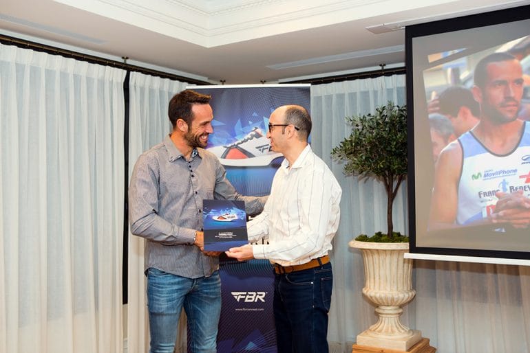 Juanra Pous recibieno un obsequio
