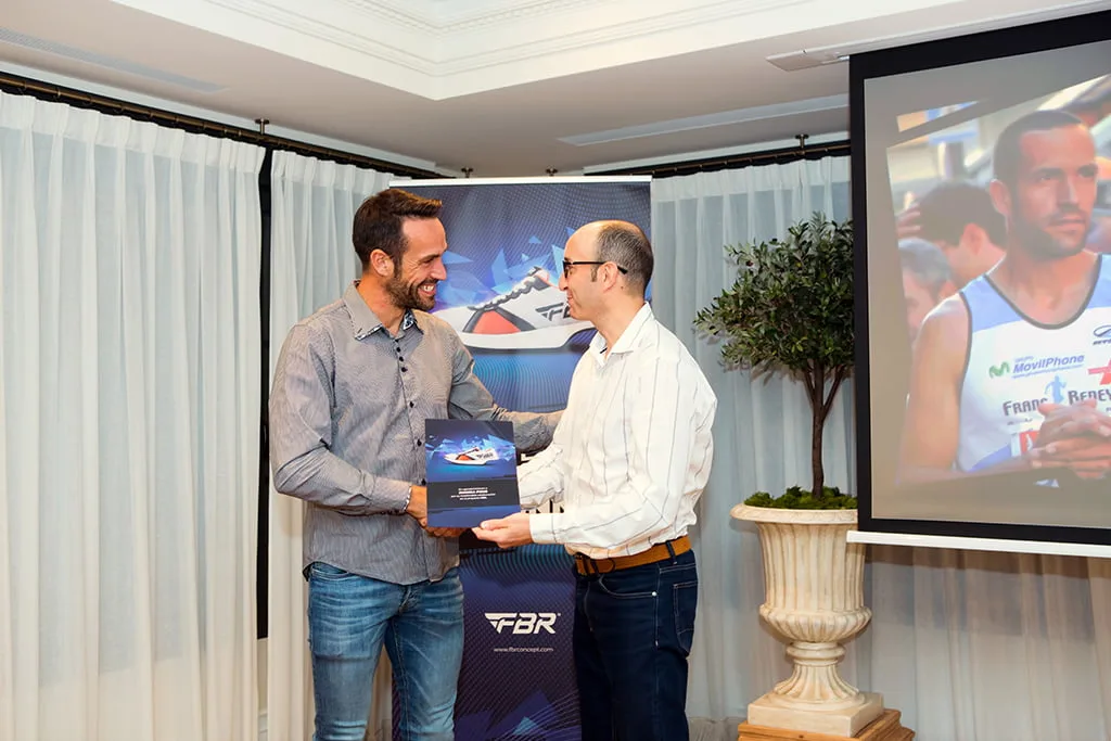 Presentadas las zapatillas FBR “Noa” con las que llega la revolución del running 4 juanra pous recibieno un obsequio