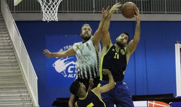 jugador ilicitano taponando un tiro