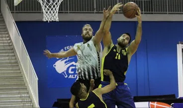 jugador ilicitano taponando un tiro