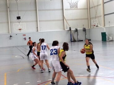 jugadora dianense entrando a canasta