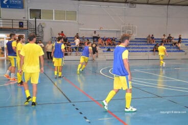 jugadores del cfs mar denia calentando