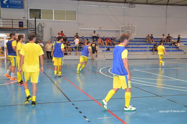 jugadores del cfs mar denia calentando