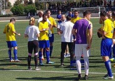 jugadores del denia refrescandose