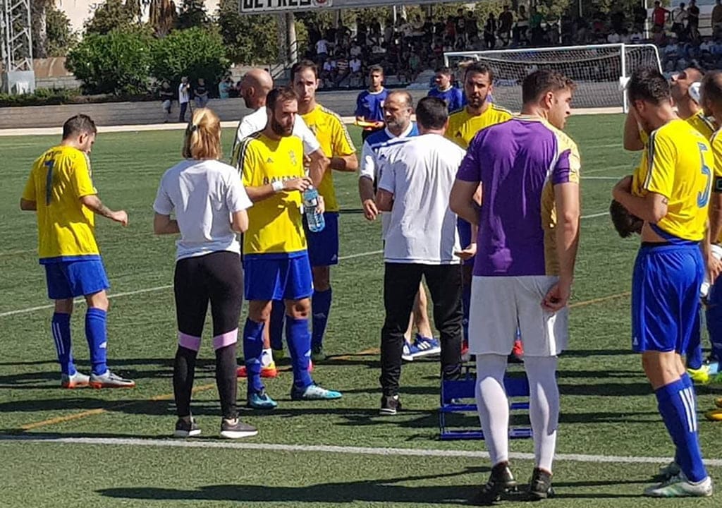 Derrota del CD Dénia ante la UD Castellonense en un partido donde los de Miñana merecieron un mejor resultado 1 jugadores del denia refrescandose