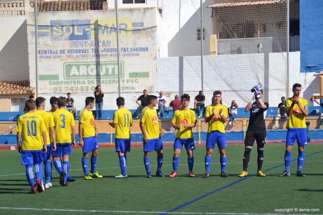 jugadores del juvenil a saludando