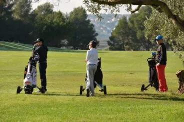 jugadores sobre el campo de golf